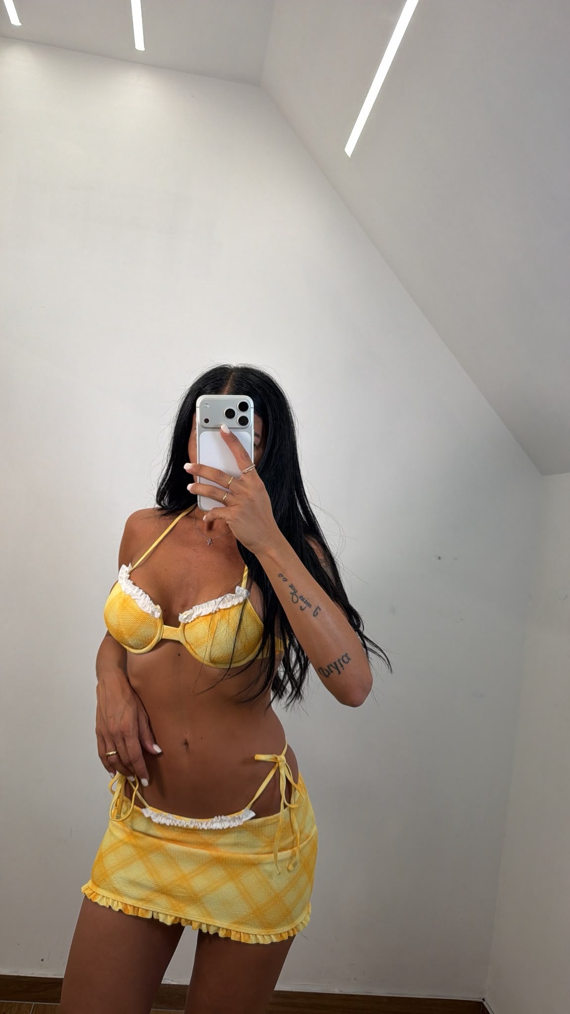 Costume e minigonna Yellow